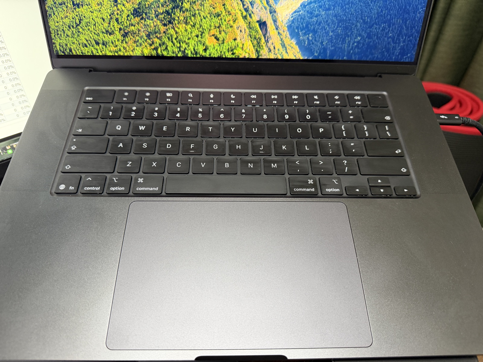 実際に使用しているMacBookの筐体・キーボード・トラックパッドと右側面のUSB-C端子がわかる実機写真