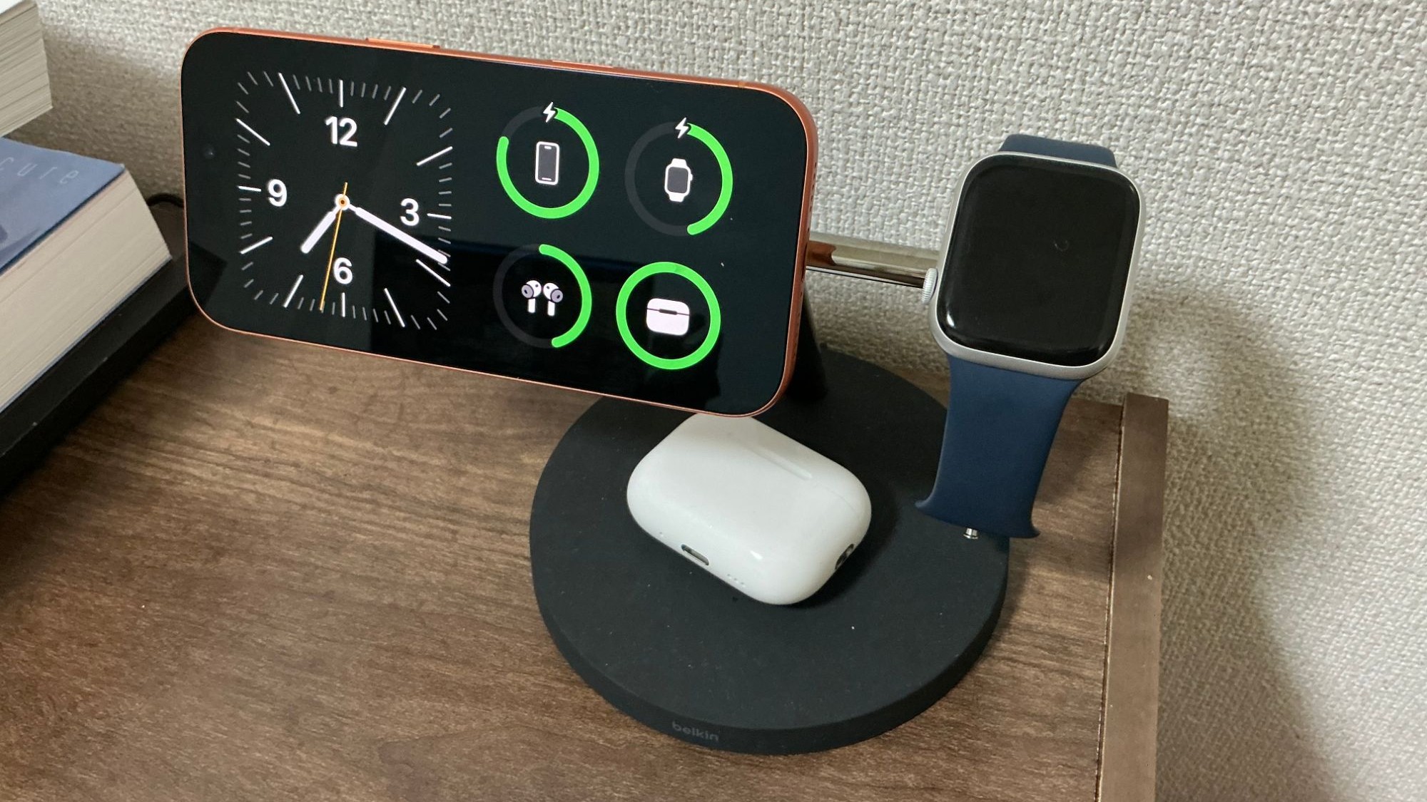 充電器に置かれたApple Watchの実機写真。置き場所がわかる構図