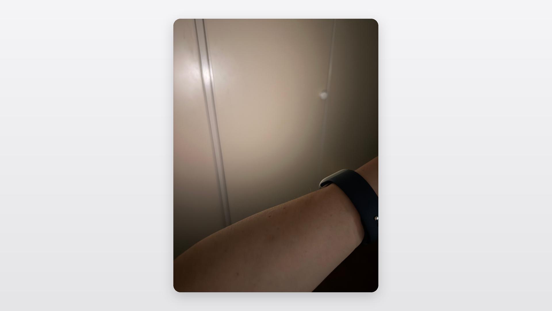 暗い部屋でApple Watchのライトを点灯させている実機写真