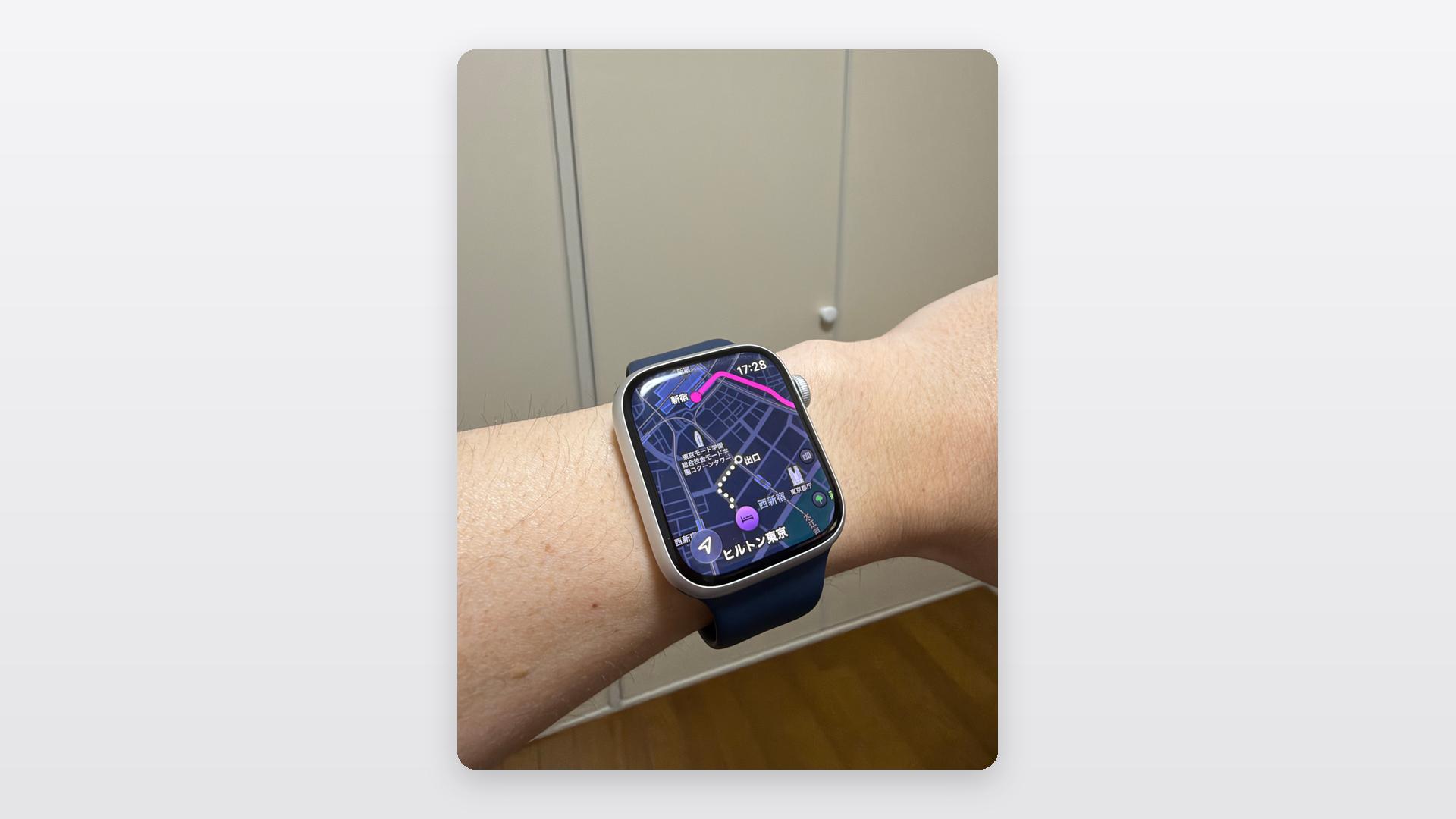 Apple Watchのマップで経路案内が表示された画面を、手首に装着した状態で写した実機写真
