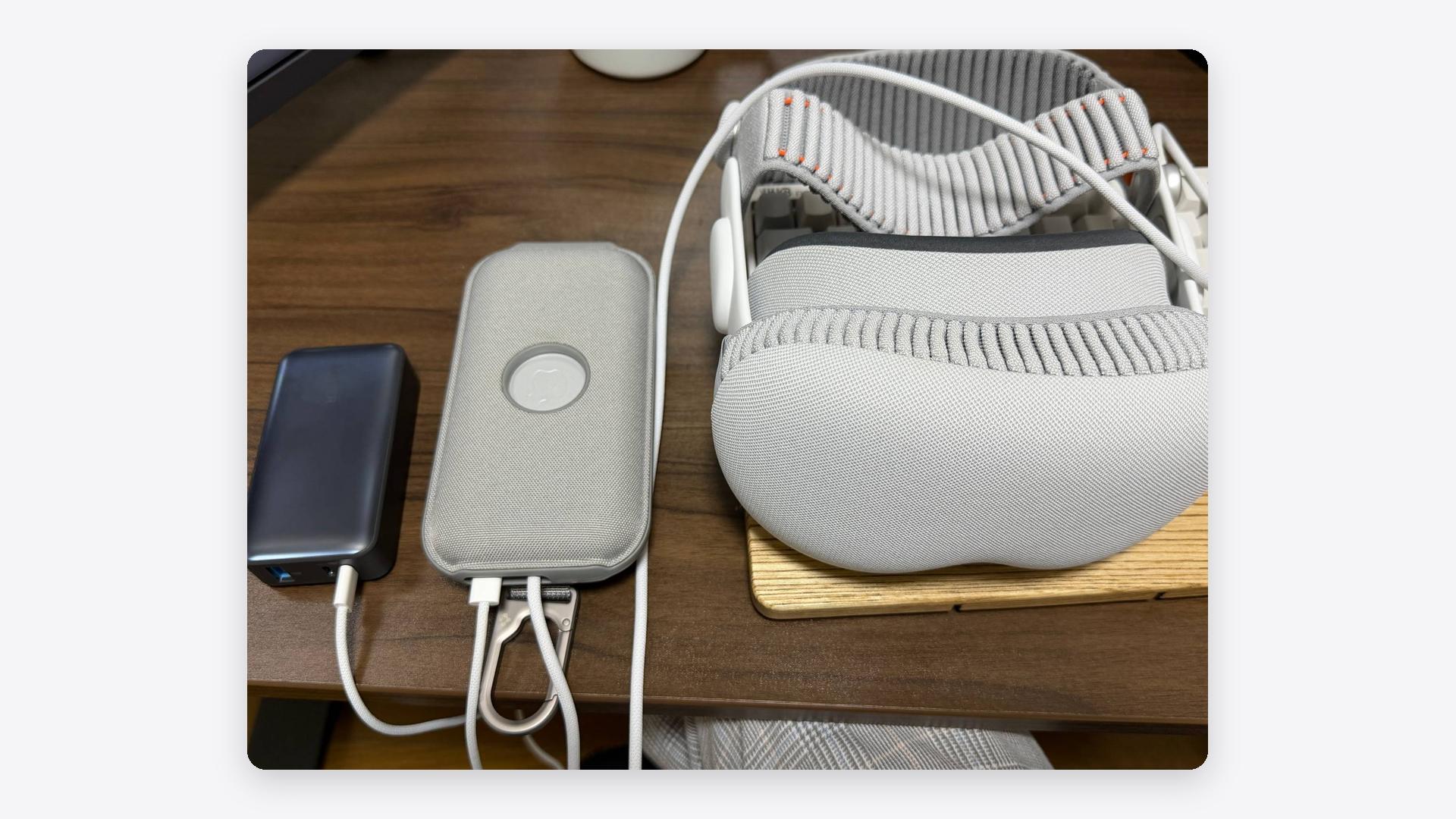 Apple Vision Proの外部バッテリーにAnkerのモバイルバッテリーをケーブルでつないだ状態を、机の上で撮影した実機写真