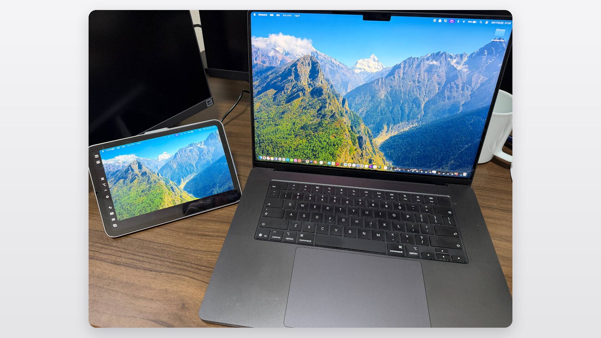 MacBookの横にiPad miniを2枚目の画面として並べた机の実機写真