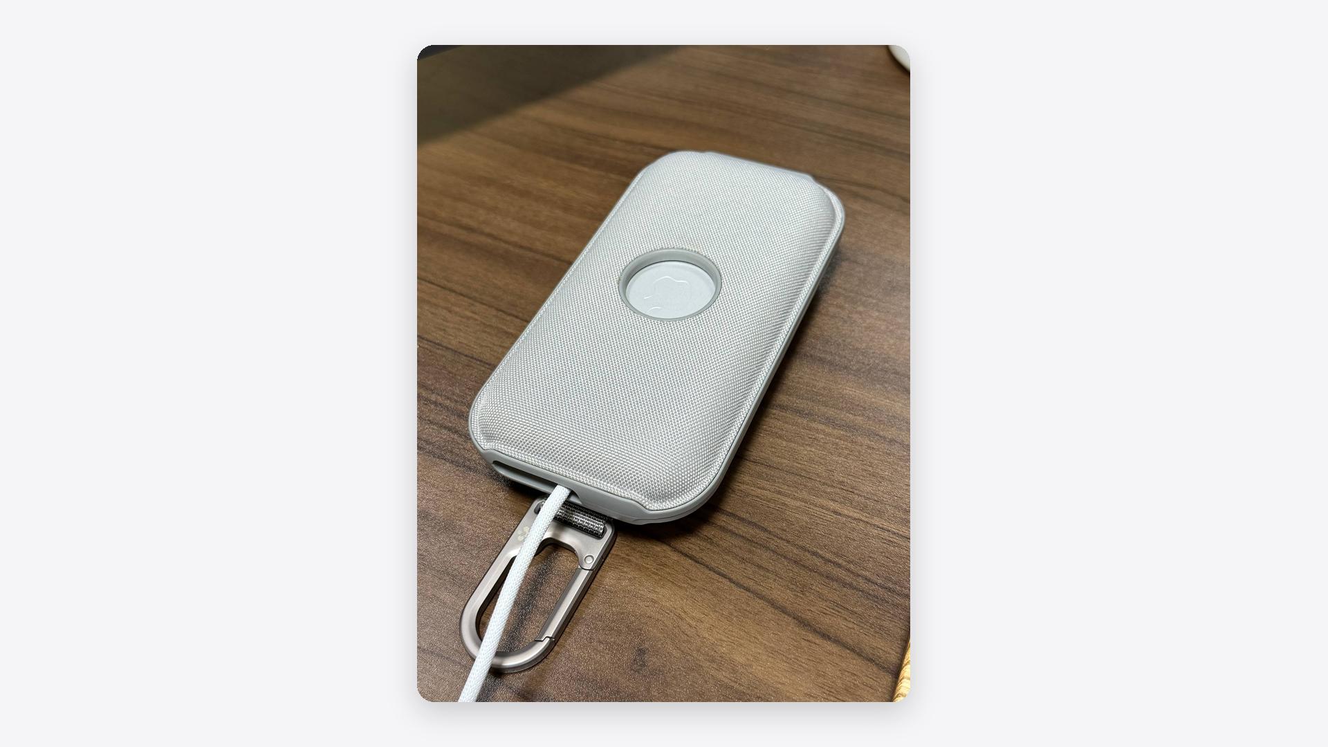 Spigenのバッテリーケースに収めたApple Vision Proの外部バッテリーを、クリップとカラビナが分かる角度で撮影した実機写真