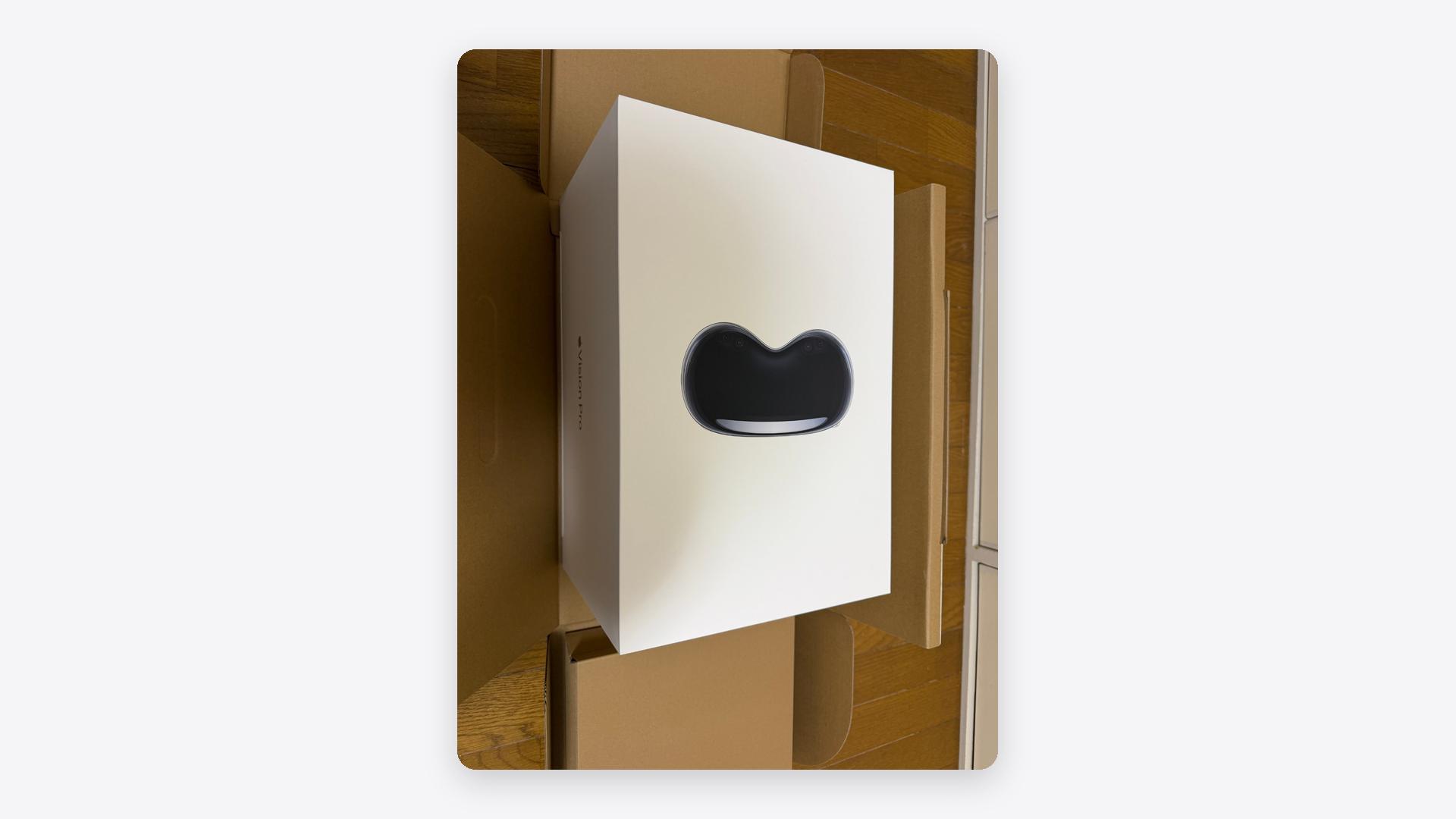 開封時のApple Vision Proの外箱を正面から撮影した実機写真