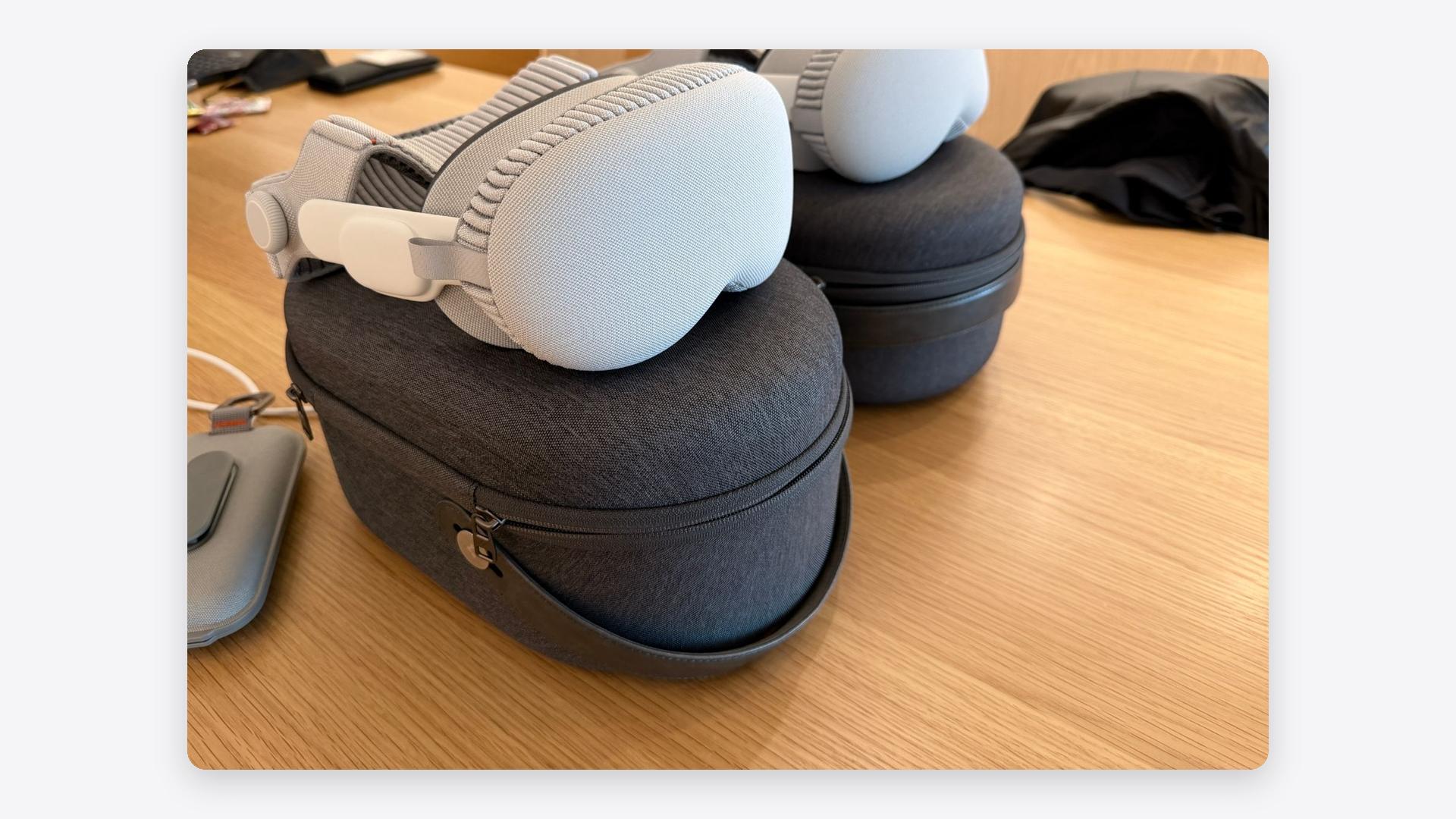 友人との集まりにポーチごと持ち運んだ2台のApple Vision Proを撮影した実物写真