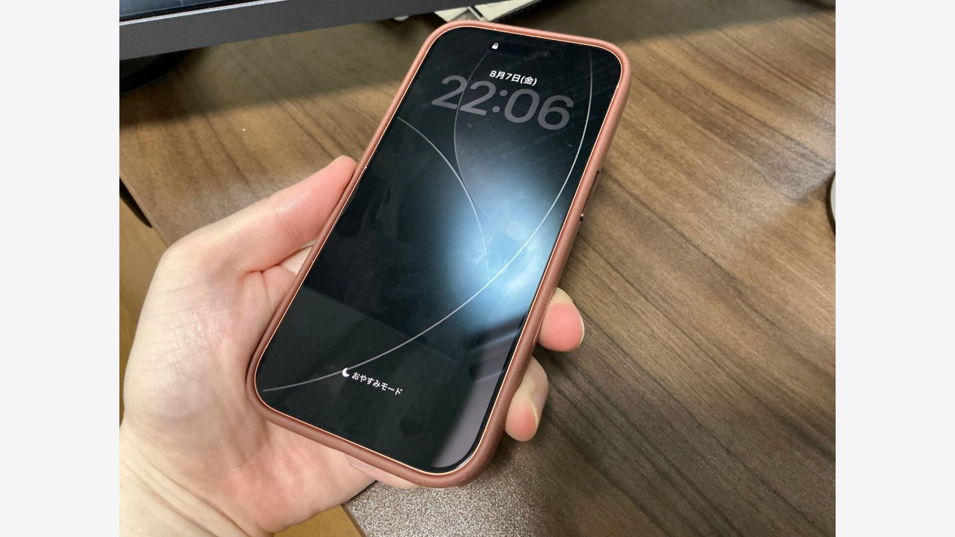 ケースに入れたiPhone 17 Proを手に持ち、カメラコントロールのある右側面が見えている状態